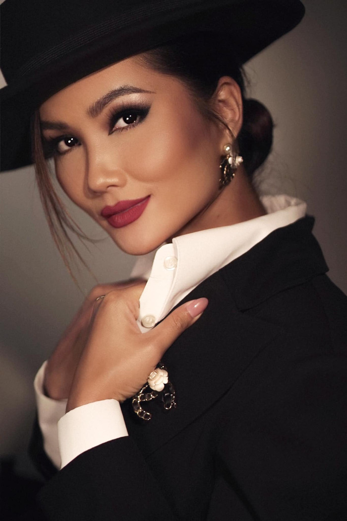 Nếu như bình thường nàng Hậu hay chọn mặc các trang phục có gam màu sặc sỡ để tôn lên làn da bánh mật thì lần này cô lại chọn bộ vest với hai màu trắng đen vừa cổ điển vừa sang trọng. 