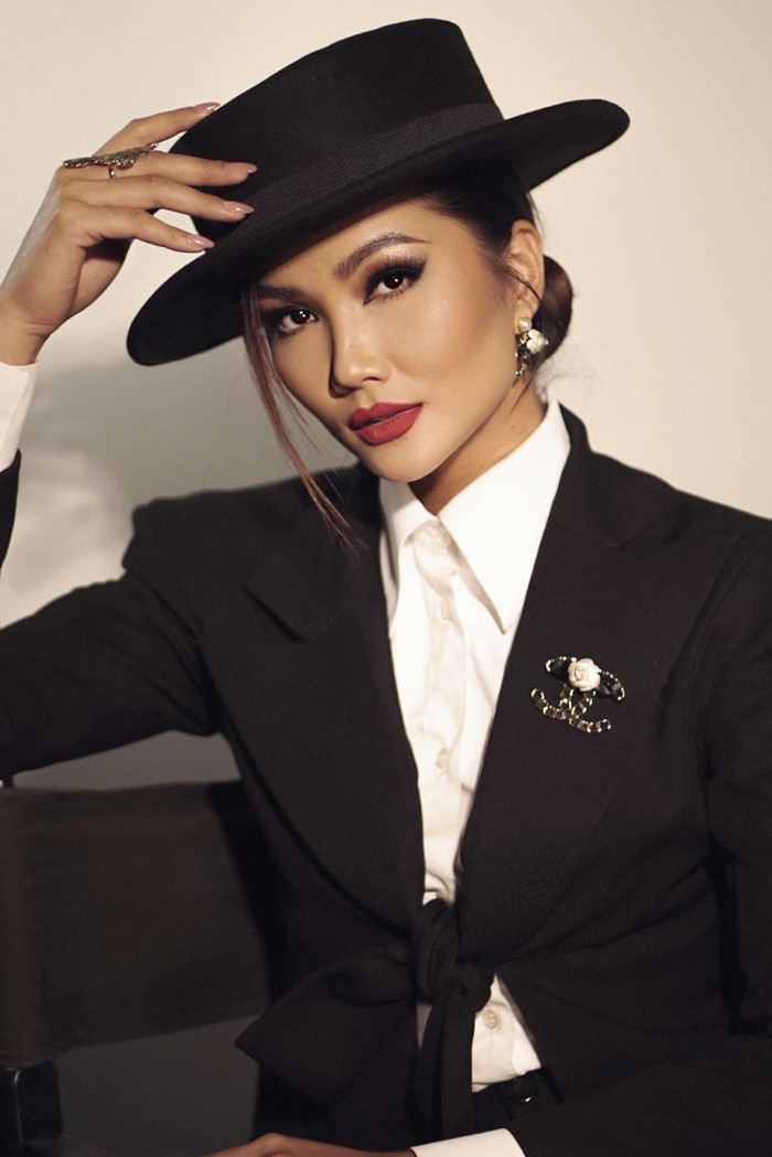 Điểm đặc biệt của bộ vest mà H'Hen Niê mặc chiếc là phía trước phần áo thay vì cài nút thì lại được cột thắt mang đến cảm giác nữ tính nhưng vẫn thể hiện được sự mạnh mẽ và quyền lực. 