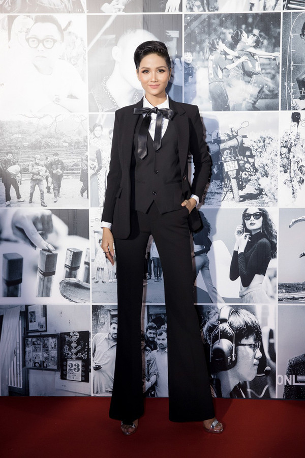 Những bộ suit - vest tôn vóc dáng và chiều cao lý tưởng thường xuyên được mỹ nhân Đak Lak sử dụng. 