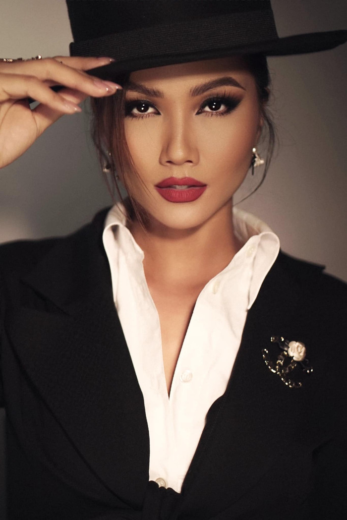 Miss Universe Việt Nam 2017 tiếp tục trung thành cùng tông makeup Tây sắc sảo khiến ai nấy đều khó lòng rời mắt.