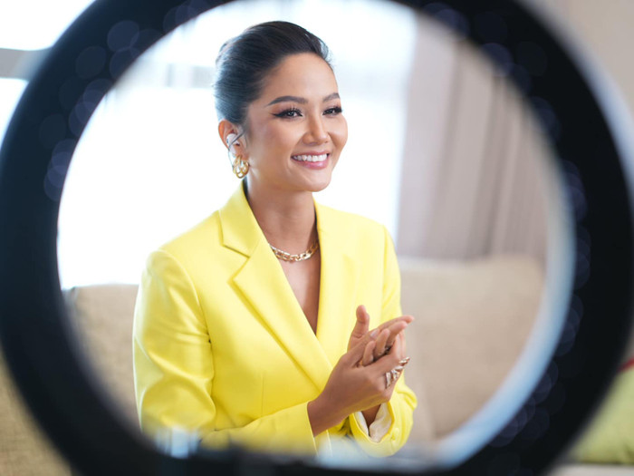 Ngoài ra người đẹp còn nhiệt tình lăng xê những bộ cánh tông vàng.