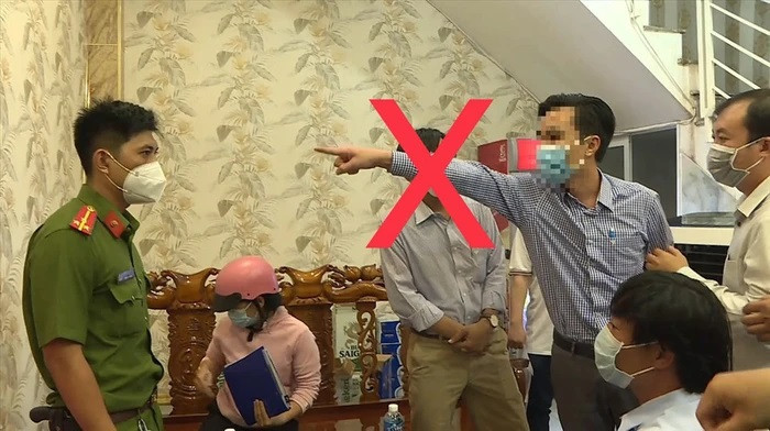 Hành động chỉ tay vào mặt cán bộ đang làm nhiệm vụ của người đàn ông