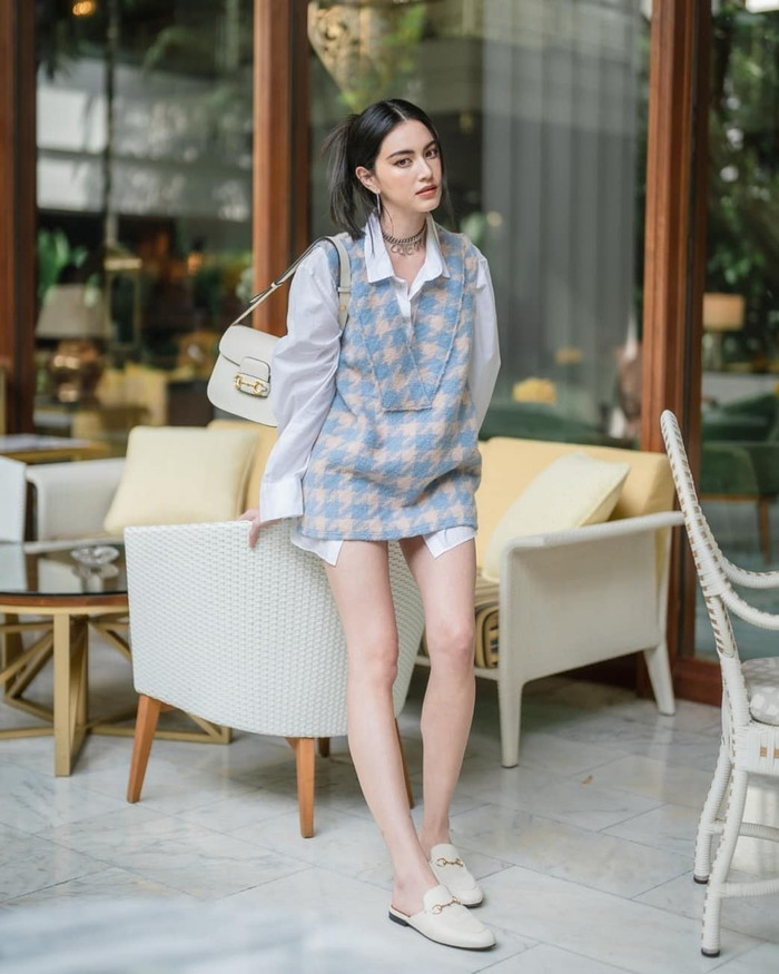 Cách phối đồ quan thuộc nhưng không nhàm chán áo sơ mi mix gile, từ túi xách, giày và quần áo phối cùng màu luôn tạo cảm giác vừa mắt