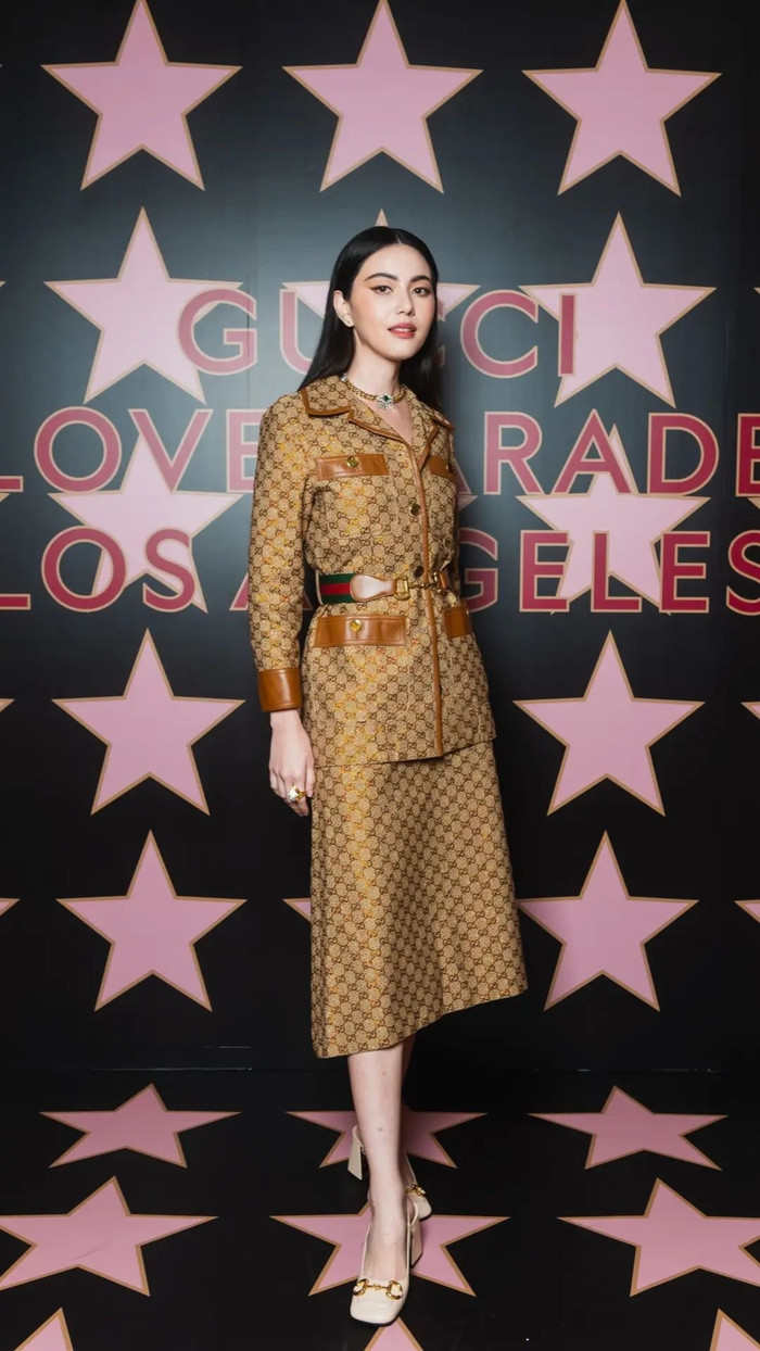 Mai Davika tiếp tục tỏa sáng khi diện cả cây đồ hiệu từ nhà mốt xa xỉ Gucci, phần đai thắt giúp trang phục có điểm nhấn.