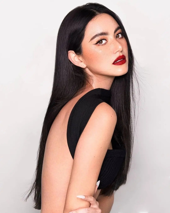 Những thiết kế có đường cắt xẻ táo bạo cũng được cô nàng lăng xê trong các bộ ảnh