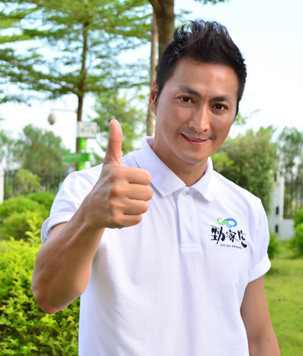 Nam diễn viên vẫn giữ được nét phong độ ở tuổi 62.