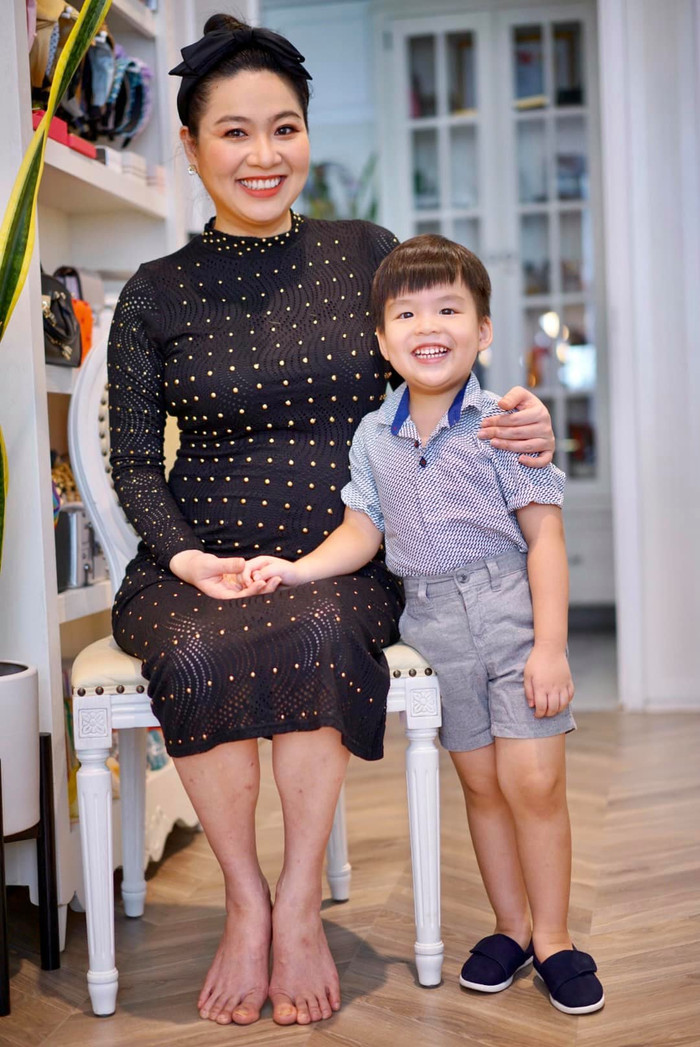 Lê Khánh bên bé Tuấn Khang - con trai đầu lòng của nữ MC