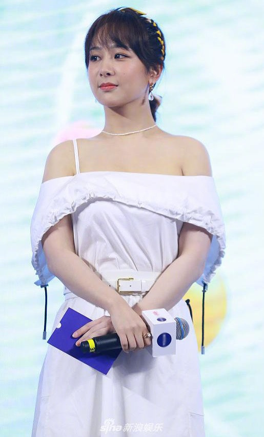 5 mỹ nhân Cbiz 'đọ' nhan sắc thật khi livestream: Triệu Lệ Dĩnh 'vượt mặt' tất cả, Nhiệt Ba 'già nua' Ảnh 17