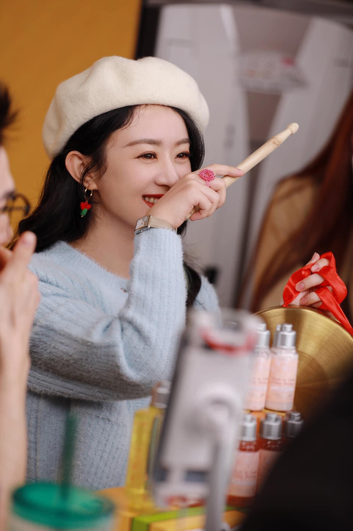 5 mỹ nhân Cbiz 'đọ' nhan sắc thật khi livestream: Triệu Lệ Dĩnh 'vượt mặt' tất cả, Nhiệt Ba 'già nua' Ảnh 8