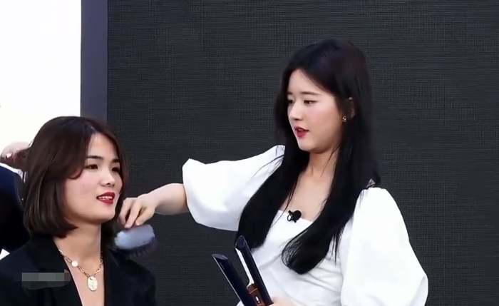 5 mỹ nhân Cbiz 'đọ' nhan sắc thật khi livestream: Triệu Lệ Dĩnh 'vượt mặt' tất cả, Nhiệt Ba 'già nua' Ảnh 27