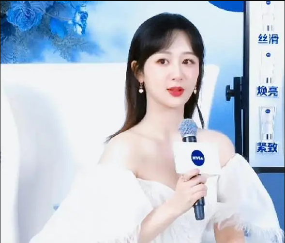 5 mỹ nhân Cbiz 'đọ' nhan sắc thật khi livestream: Triệu Lệ Dĩnh 'vượt mặt' tất cả, Nhiệt Ba 'già nua' Ảnh 15