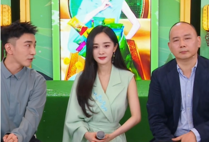 5 mỹ nhân Cbiz 'đọ' nhan sắc thật khi livestream: Triệu Lệ Dĩnh 'vượt mặt' tất cả, Nhiệt Ba 'già nua' Ảnh 18