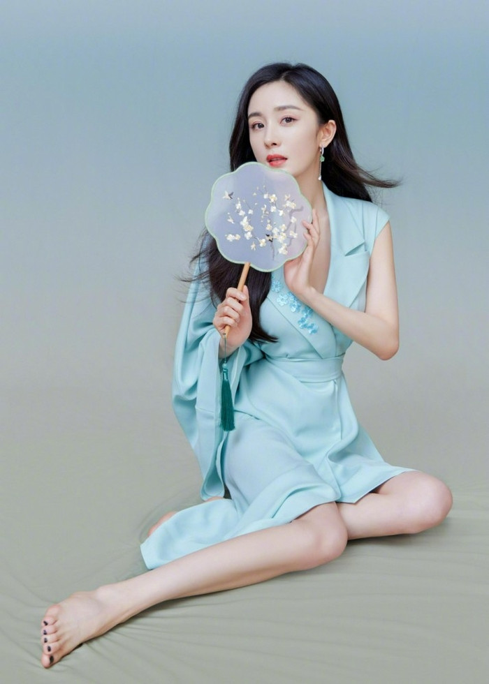 5 mỹ nhân Cbiz 'đọ' nhan sắc thật khi livestream: Triệu Lệ Dĩnh 'vượt mặt' tất cả, Nhiệt Ba 'già nua' Ảnh 19