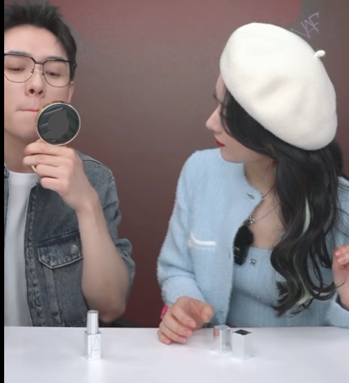 5 mỹ nhân Cbiz 'đọ' nhan sắc thật khi livestream: Triệu Lệ Dĩnh 'vượt mặt' tất cả, Nhiệt Ba 'già nua' Ảnh 10