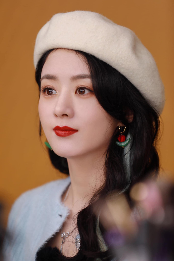 5 mỹ nhân Cbiz 'đọ' nhan sắc thật khi livestream: Triệu Lệ Dĩnh 'vượt mặt' tất cả, Nhiệt Ba 'già nua' Ảnh 11