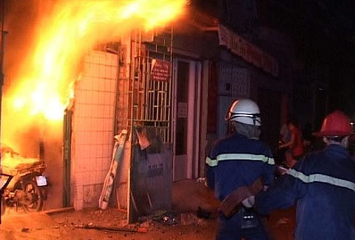 Vợ không cho ngủ cùng, gã chồng đổ xăng đốt nhà khiến nhiều người bỏng nặng. Ảnh minh họa