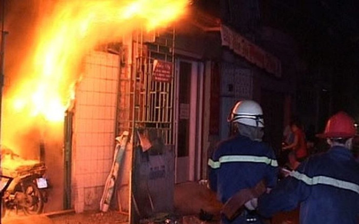 Vợ không cho ngủ cùng, gã chồng đổ xăng đốt nhà khiến nhiều người bỏng nặng Ảnh 2