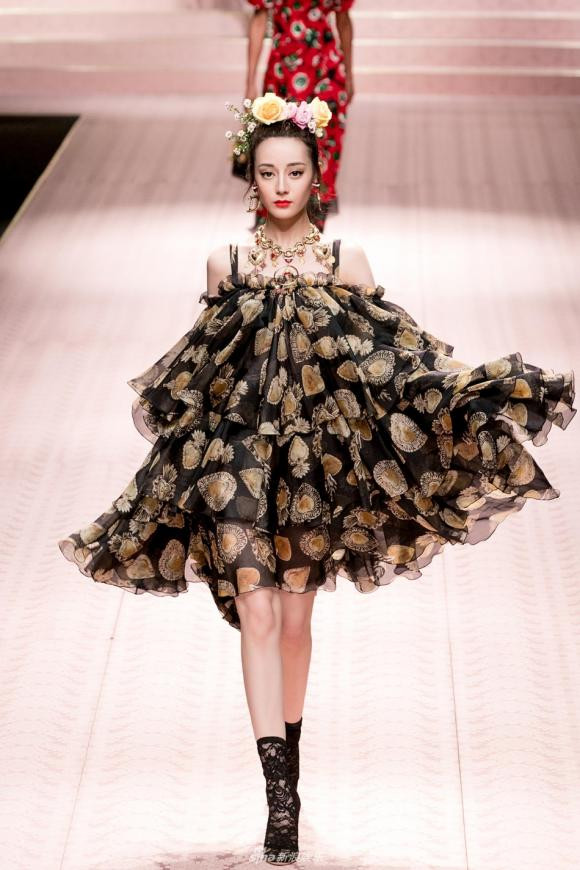 Sao Hoa ngữ diễn catwalk: Nhiệt Ba, Dương Mịch mãn nhãn thiên hạ vẫn thua 'trùm cuối' Ảnh 5