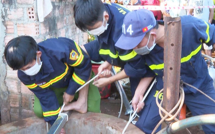 Cháu bé 3 tuổi rơi xuống giếng sâu 30m tử vong thương tâm Ảnh 2