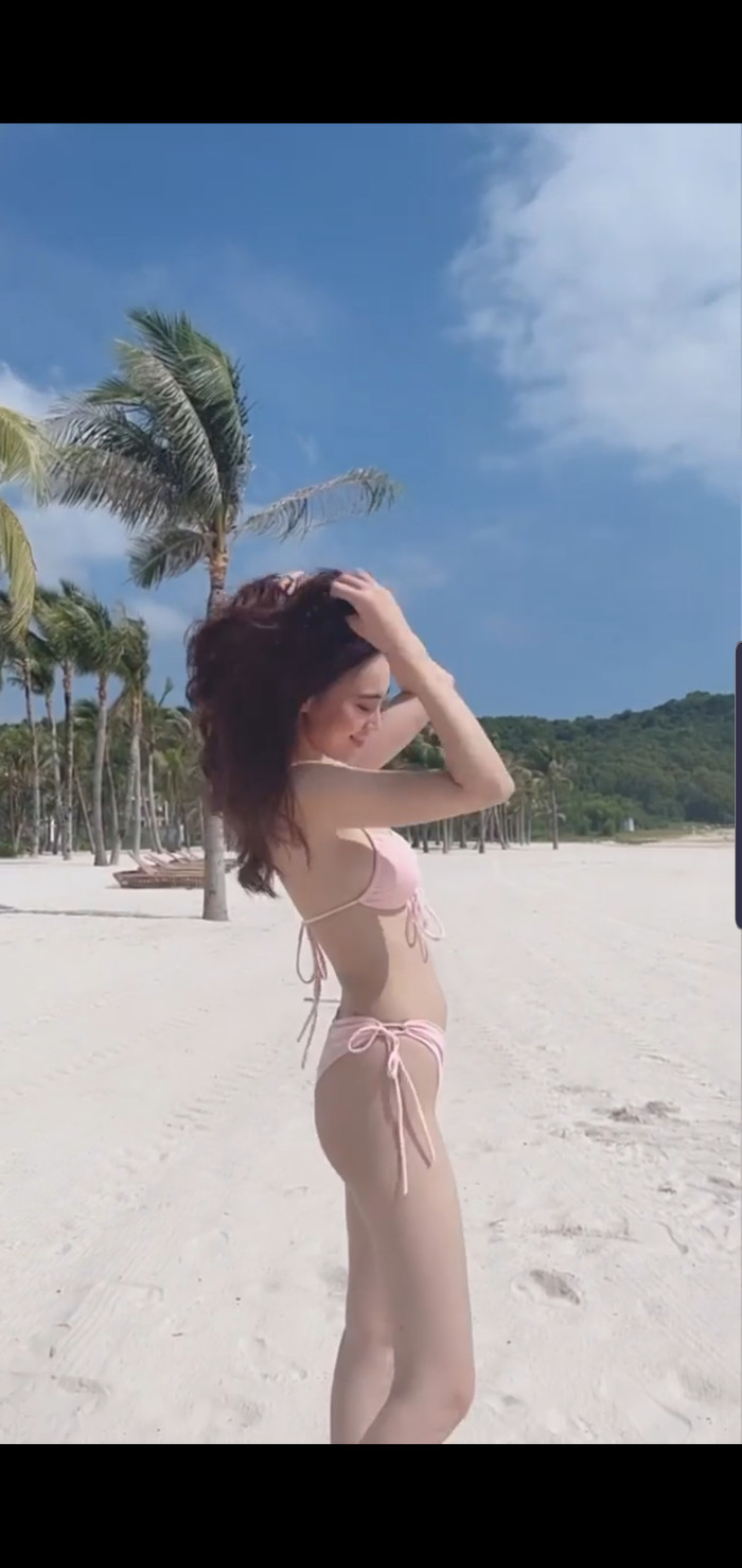 Chỉ sau vài giây, cô nàng ngay tức khắc biến hình hoành tráng, thu hút. 