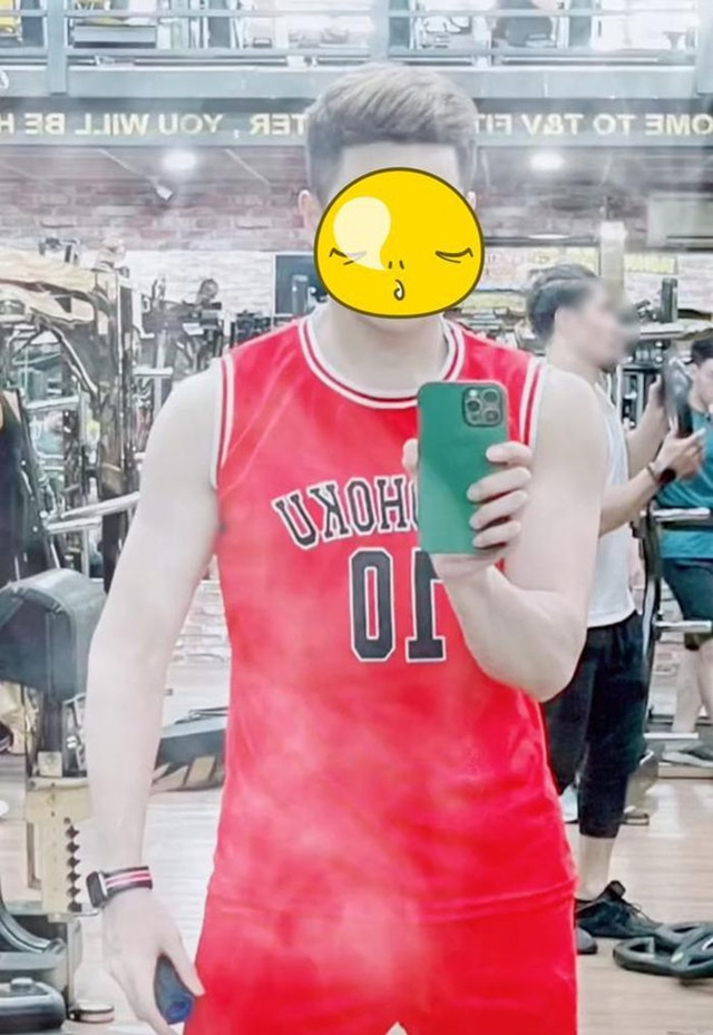 Cư dân mạng cũng soi được ảnh của nam diễn viên này lúc ở phòng gym và trong clip cũng khá giống nhau.