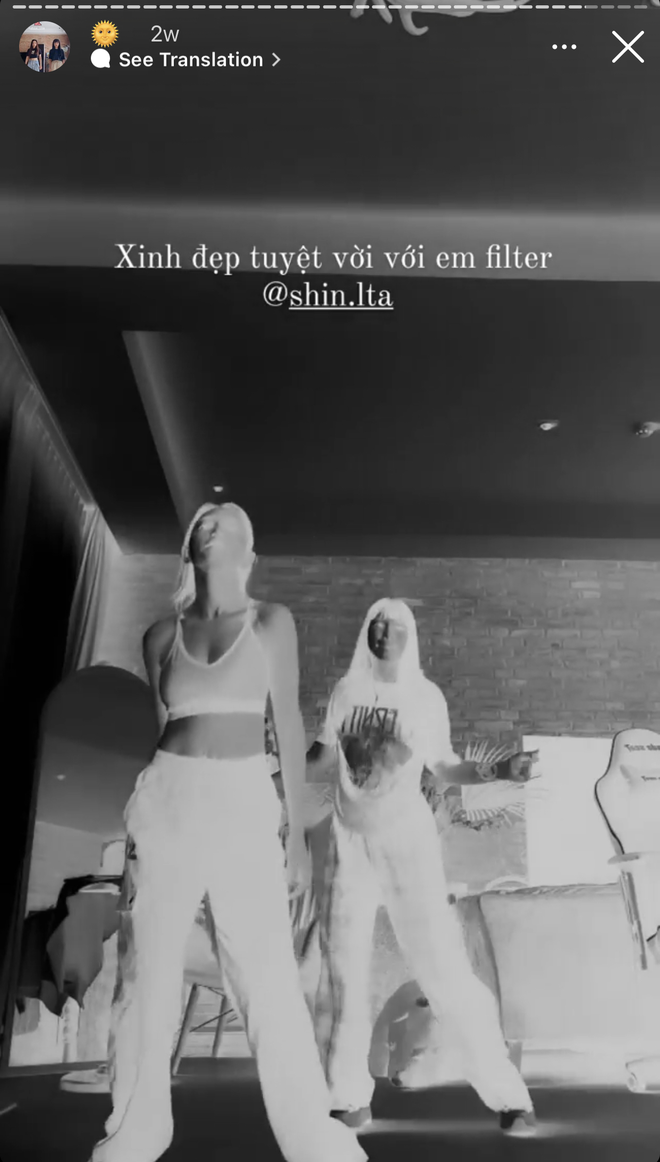 Dạo gần đây, cư dân mạng lại không thấy cô nàng đeo nó nữa.