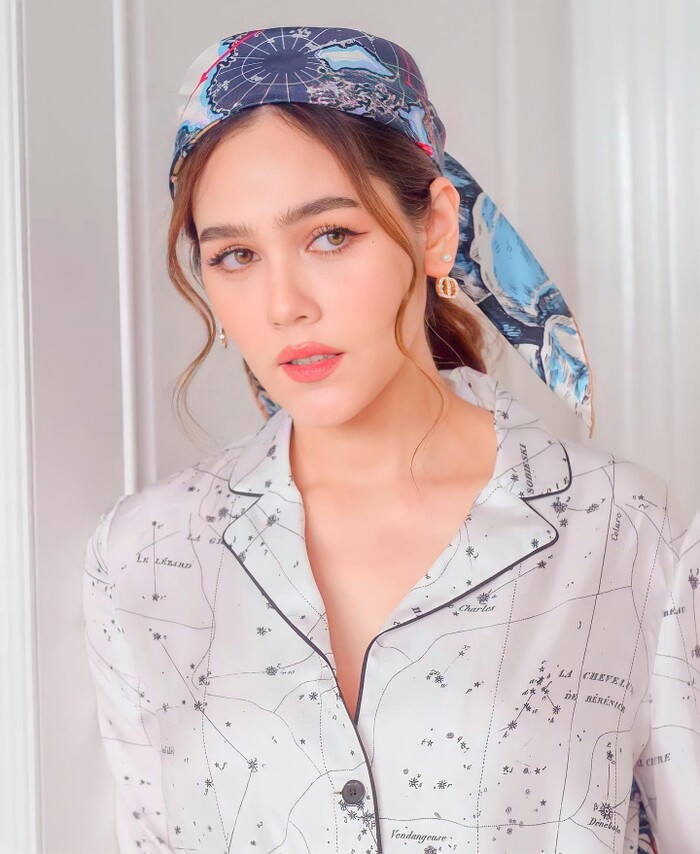 Những 'đóa hồng lai' của làng giải trí Thái Lan: Chompoo đẹp tựa 'tượng tạc', Davika - Kimmy đầy cuốn hút