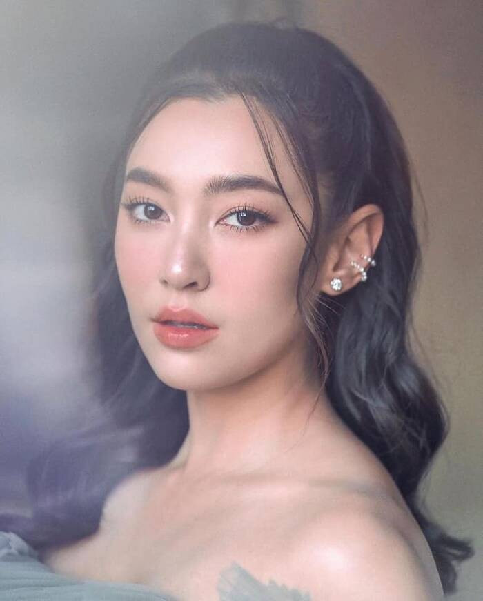 Những 'đóa hồng lai' của làng giải trí Thái Lan: Chompoo đẹp tựa 'tượng tạc', Davika - Kimmy đầy cuốn hút