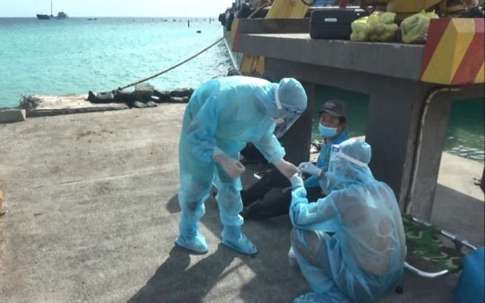 Ngư dân gặp nạn khi đang lênh đênh trên biển được bệnh xá đảo Nam Yết cấp cứu thành công Ảnh 2