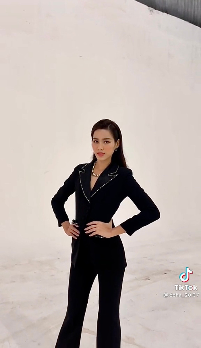 Trông Đỗ Thị Hà toát lên vẻ sang trọng, quý phái nhưng vẫn mạnh mẽ và đầy cuốn hút.