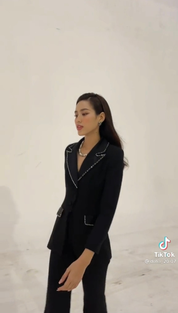 Cô còn trổ tài làm vài đường catwalk 'sương sương' khiến dân tình thích thú.