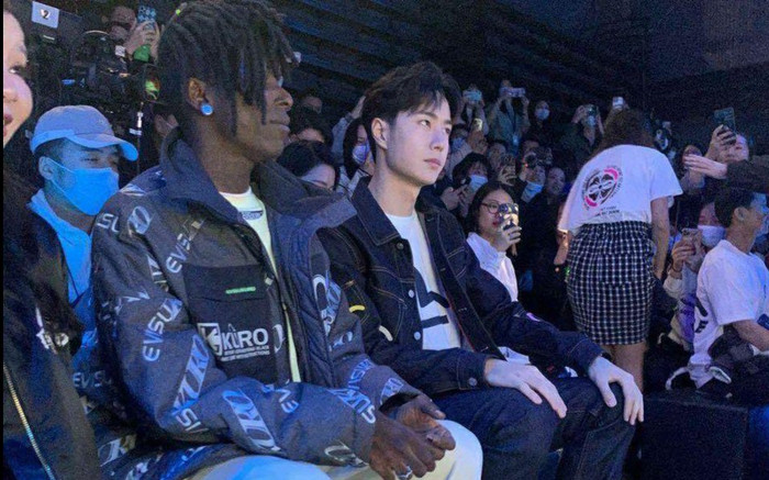 Vương Nhất Bác 'dính như sam' với Bouboo, thể hiện tình bạn thắm thiết khi dự event Ảnh 2