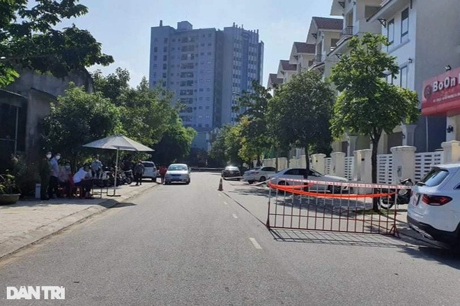 Ngành chức năng phong tỏa nhà hàng Boon BBQ sau khi có 3 nhân viên ở đây dương tính với Covid-19 (Ảnh: Tiến Hiệp).