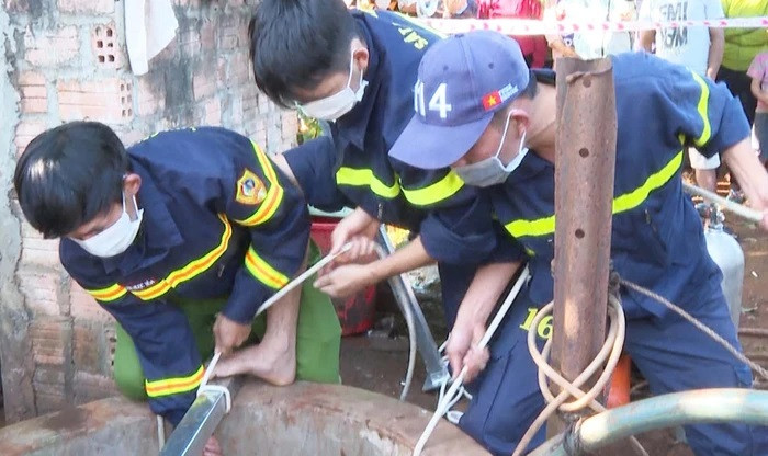 Lực lượng chức năng tiến hành đưa thi thể cháu T. lên. Ảnh: Báo Gia Lai