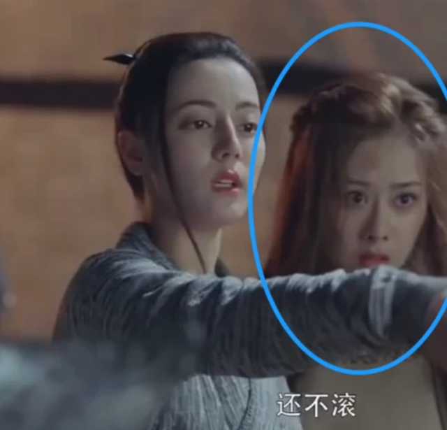 Cô yếu đuối đến nổi cần Địch Lệ Nhiệt Ba ra mặt cứu giúp