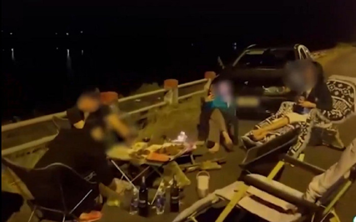 Nhóm 'nam thanh nữ tú' nửa đêm ra đường tụ tập đốt lửa, nâng ly cạn chén khiến nhiều người ngán ngẩm Ảnh 2