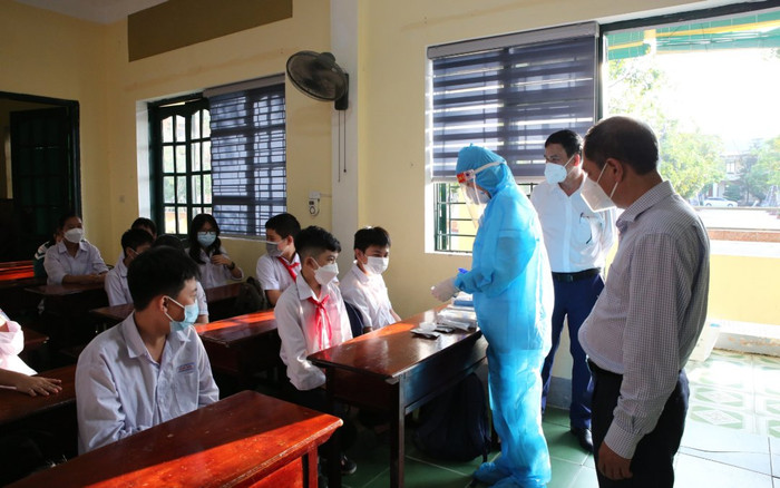 Nhiều ca mắc cộng đồng, 27.000 học sinh Hà Tĩnh nghỉ học Ảnh 2