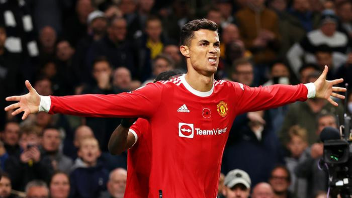 Ronaldo được vinh danh trước thềm derby Manchester Ảnh 1