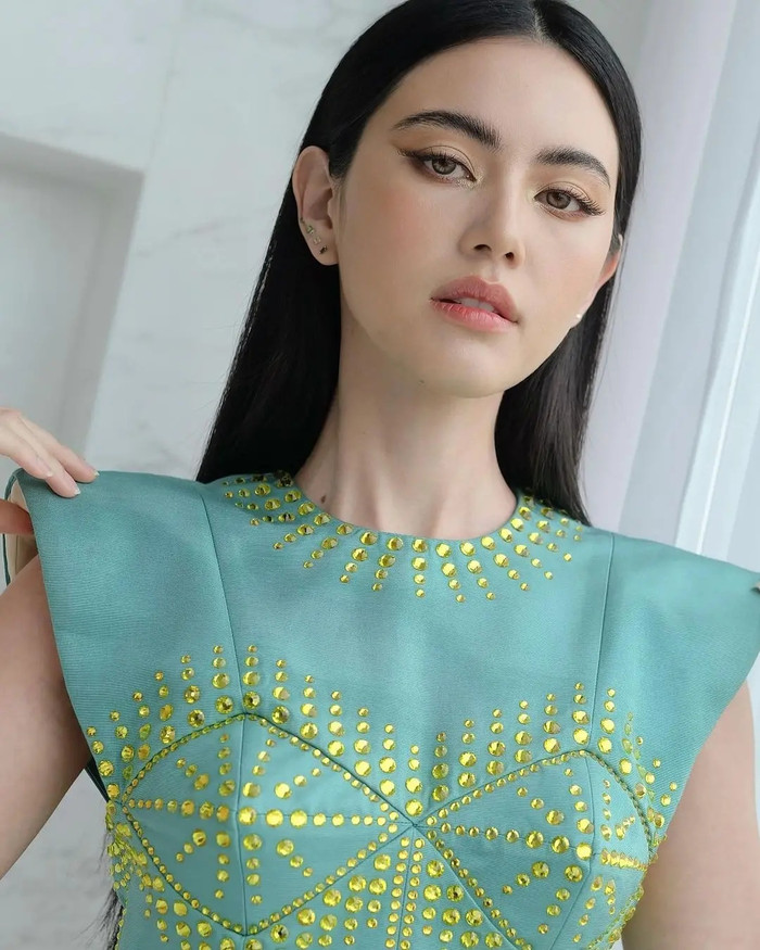 Xinh đẹp, tài giỏi, thông minh Mai Davika nhanh chóng tỏa sáng trong làng giải trí. Cô gặt hái được nhiều thành tích cao cả ở lĩnh vực điện ảnh và truyền hình, thường xuyên hợp tác với nhiều thương hiệu quốc tế, hơn nữa cô còn là một fashionista chính hiệu với gu thời trang siêu đỉnh.