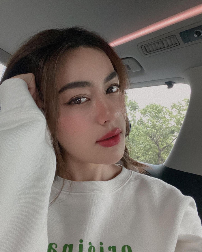 Kimmy Kimberley mang trong mình hai dòng máu Thái - Đức. Tổng thể nhan sắc của Kimberley mang nét sang chảnh và thần thái đỉnh cao với đôi mắt hai mí to tròn, chiếc mũi cao, hàng lông mày sắc sảo. 