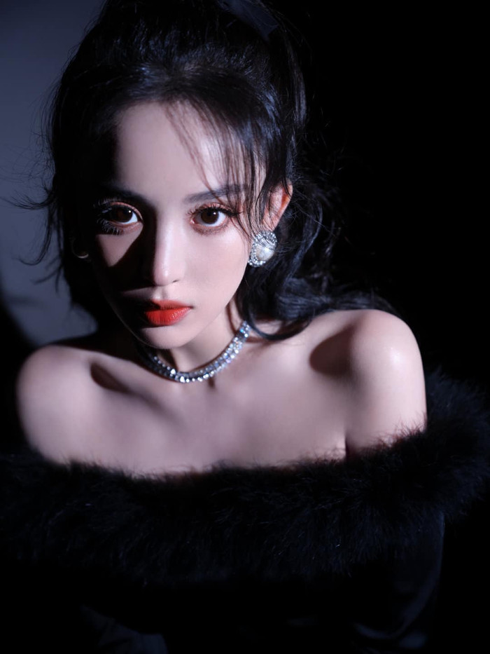 Gương mặt nhỏ với những đường nét sắc sảo giúp mỹ nhân Tân Cương tỏa sáng giữa showbiz nhiều tuyệt sắc. Cô cũng nhận được nhiều lời khen ngợi về góc nghiêng 'thần thánh', khoe được sống mũi cao, đôi môi mọng gợi cảm. Tuy nhiên Cổ Lực Na Trát cần cải thiện nhiều về khả năng diễn xuất.