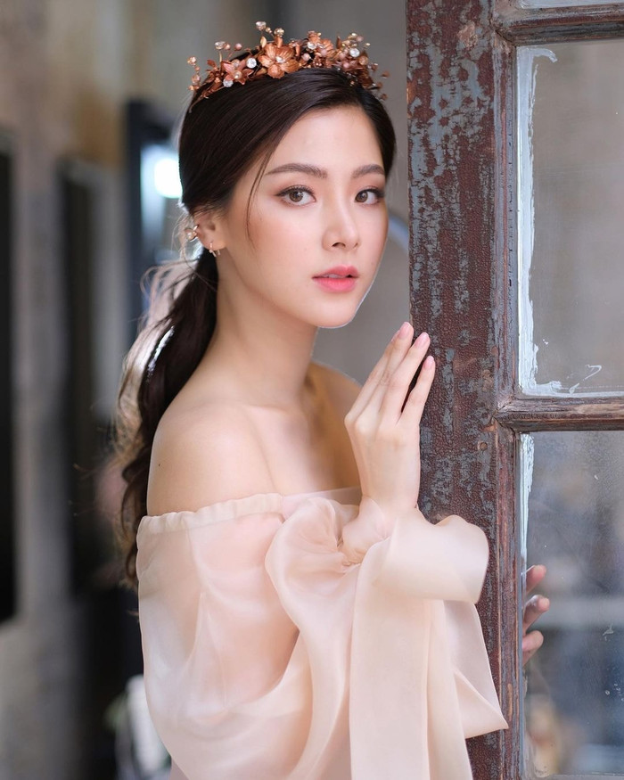 Baifern Pimchanok sinh năm 1992, là nữ diễn viên đình đám nhất nhì Tbiz hiện nay. Chẳng những có diễn xuất đỉnh cao mà nhan sắc của 'ngọc nữ' Thái Lan cũng là điều khiến hàng triệu chị em khao khát. Mọi đường nét trên khuôn mặt cô nàng đều được đánh giá là khá hoàn hảo, từ đôi mắt sâu hút, chiếc mũi cao thẳng cho đến đôi môi cong như hờn dỗi.