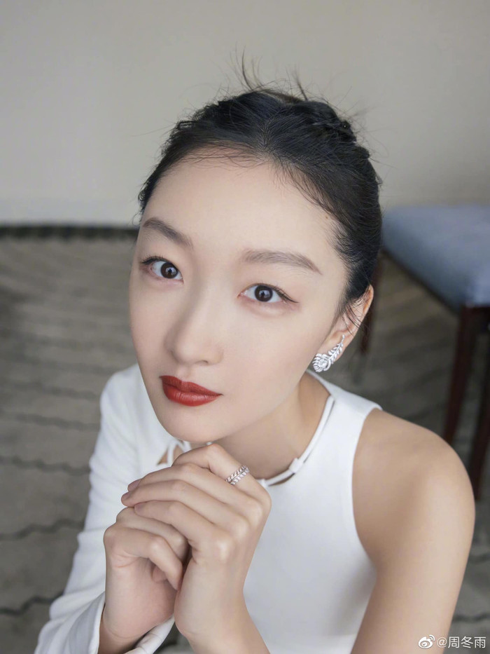'Ảnh hậu' Châu Đông vũ có sự nghiệp thăng hoa với các vai diễn điện ảnh để đời. Thế nhưng đời tư của cô cũng khá phức tạp và thường xuyên là đề tài gây tranh cãi.