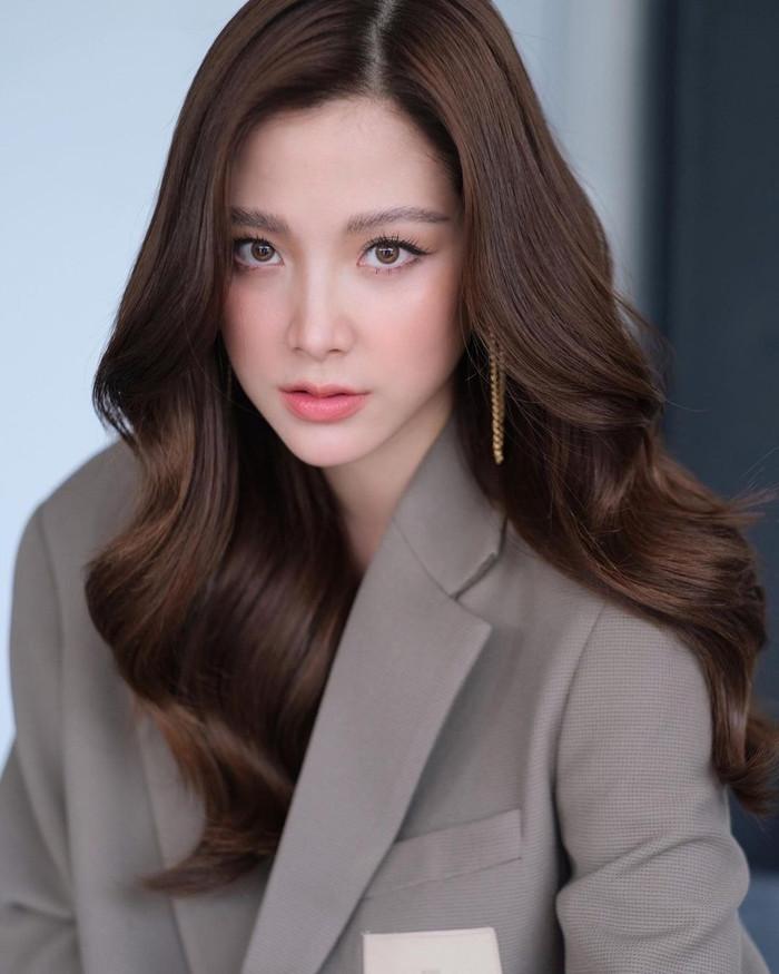 Baifern Pimchanok là một trong số những mỹ nhân hiếm hoi có thể 'cân' được 2 concept trái ngược nhau: ngây thơ, trong sáng và sexy, quyến rũ.