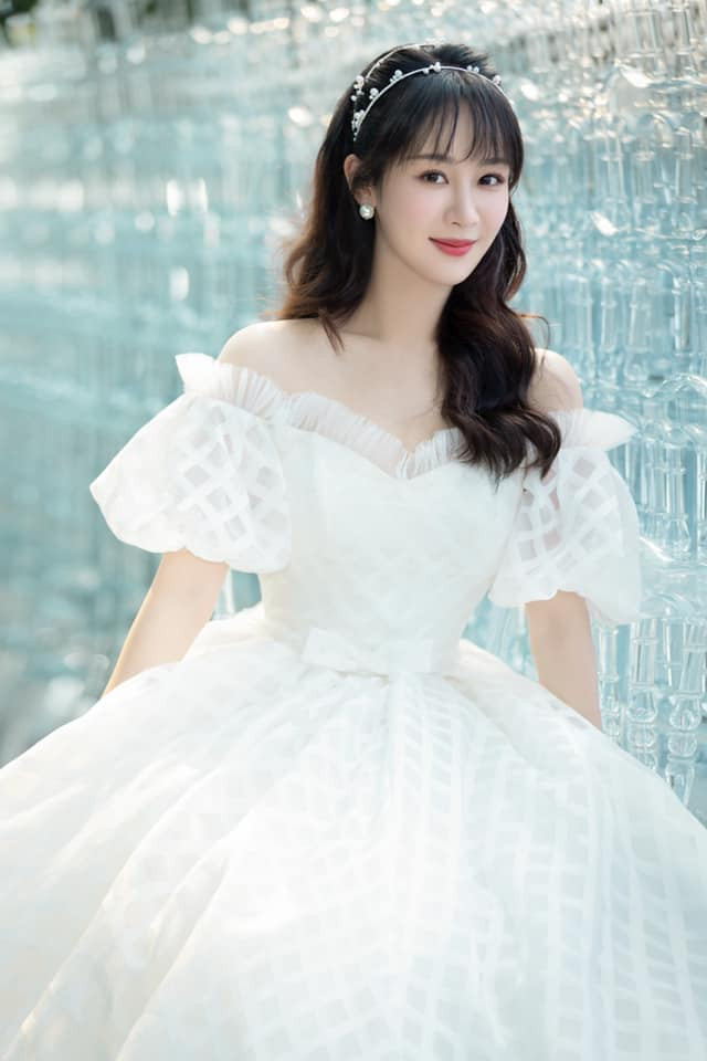 Gương mặt to tròn ngày nào giờ đã thành V-line thời thượng, gò má không còn cao như trước, mũi thon gọn hơn, môi mỏng lại, Dương Tử được xếp vào hàng mỹ nhân Cbiz. Hiện tại, Dương Tử đang ở thời kỳ đỉnh cao của cả nhan sắc lẫn sự nghiệp, cô đã cố gắng rất nhiều để có được vị trí top đầu như ngày hôm nay. 