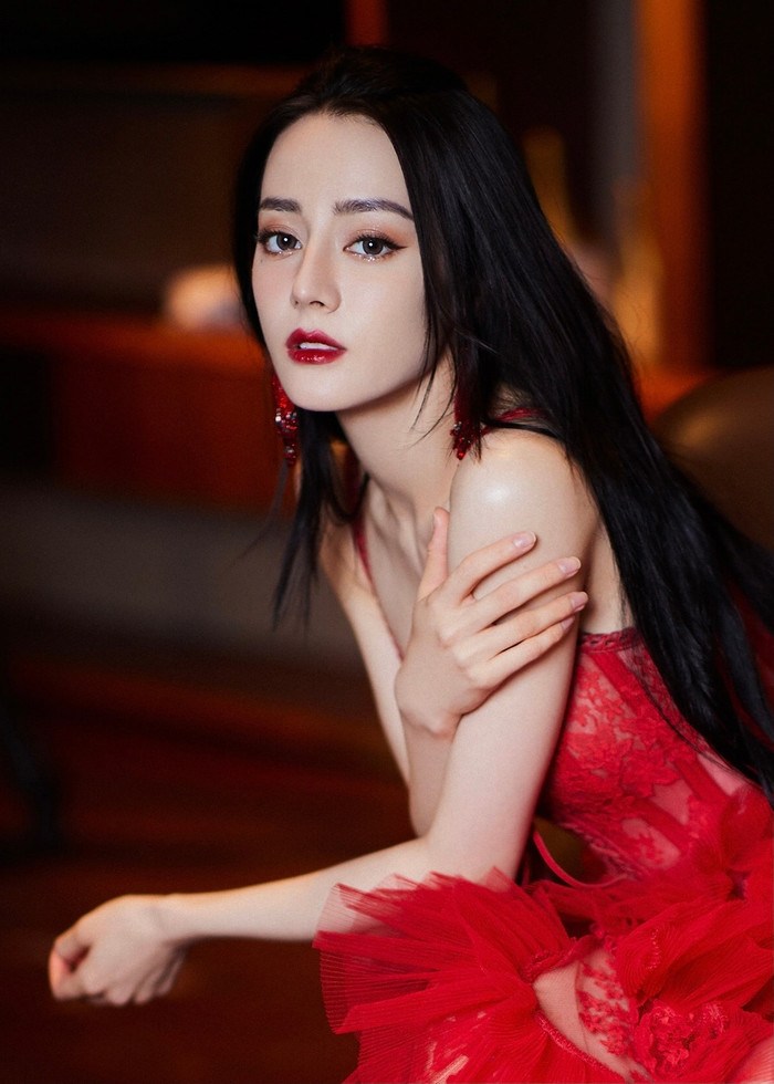 'Mỹ nhân Tân Cương' Địch Lệ Nhiệt Ba là ngôi sao quá quen thuộc với khán giả Việt. Sở hữu vẻ đẹp lai sắc nét, ma mị đặc trưng của vùng đất Tân Cương, Nhiệt Ba mang đến cho người nhìn hình ảnh sang trọng quý phái. Đôi mắt biết nói, sống mũi cao thắng tắp, và đôi môi xinh giúp Nhiệt Ba 'ăn đứt' mọi góc ảnh.