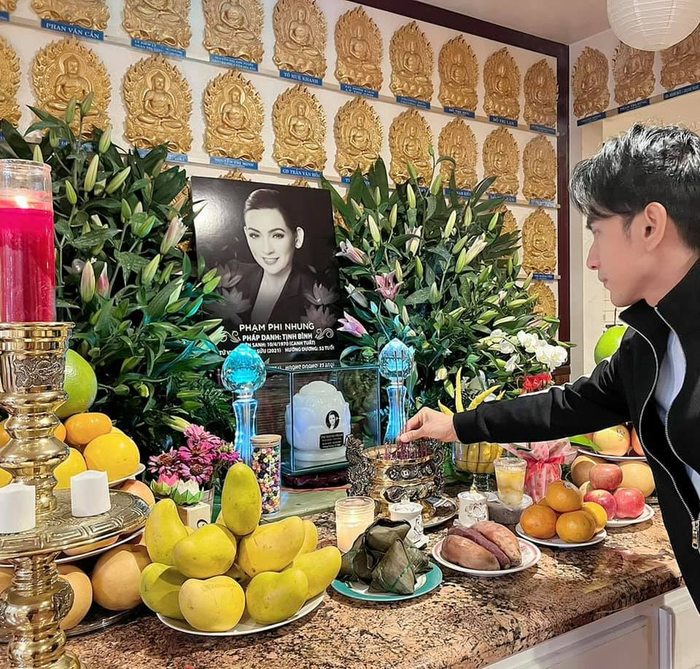 Đan Trường lần đầu viếng Phi Nhung, vẫn chưa tin cố ca sĩ đã mất.