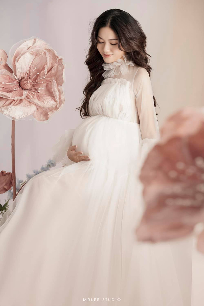 Cô còn khiến ai nấy trầm trồ khi thực hiện bộ ảnh hóa nàng công chúa tạo dáng trong khu vườn hoa ngập tràn.