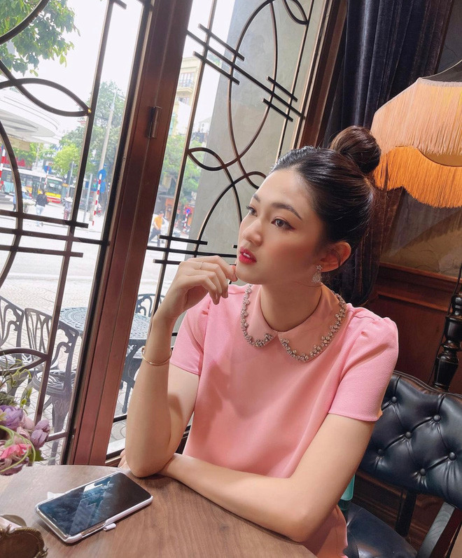 Dù đang trong thời gian ở cữ nhưng Thanh Tú vẫn xinh đẹp và toát ra khí chất ngời ngời của phu nhân hào môn.