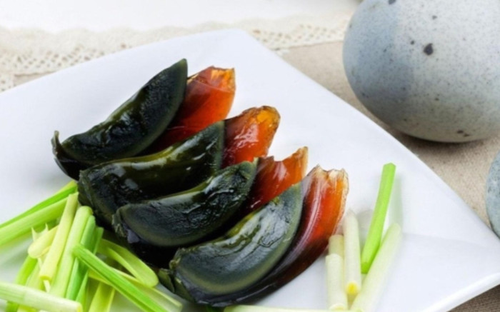 Luộc trứng bắc thảo, cô gái 'điếng người' khi bóc vỏ ra Ảnh 2